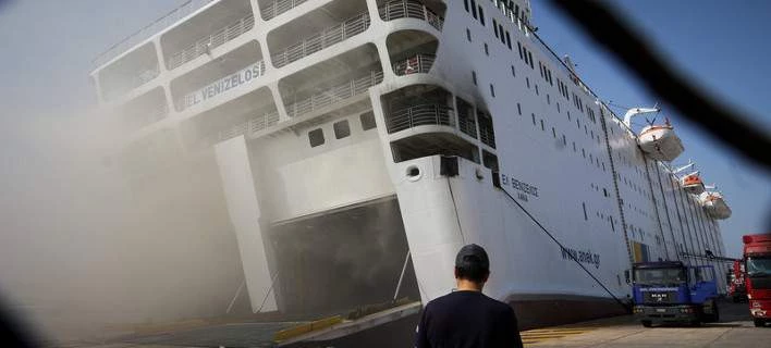 Ακόμη «καπνίζει» το πλοίο Ελευθέριος Βενιζέλος – Εχει πάρει μεγάλη κλίση (εικόνες)